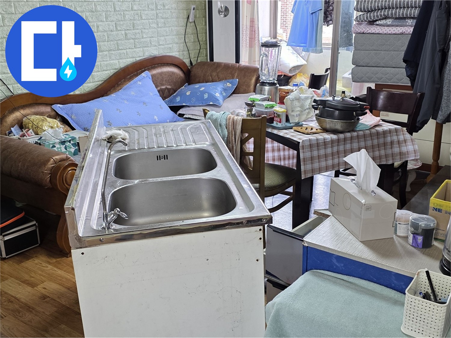 싱크대 하부장 내부 - 습기 및 곰팡이 확인