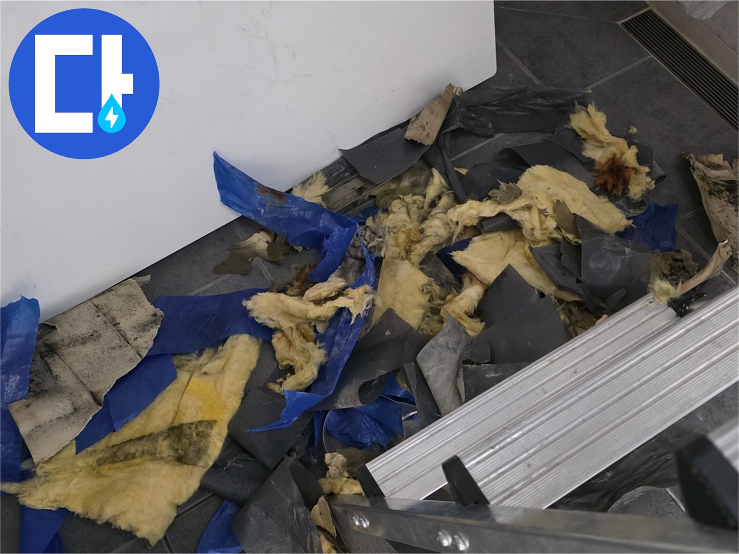 중계동 라이프청구신동아 아파트 - 사다리 옆 젖은 폐기물