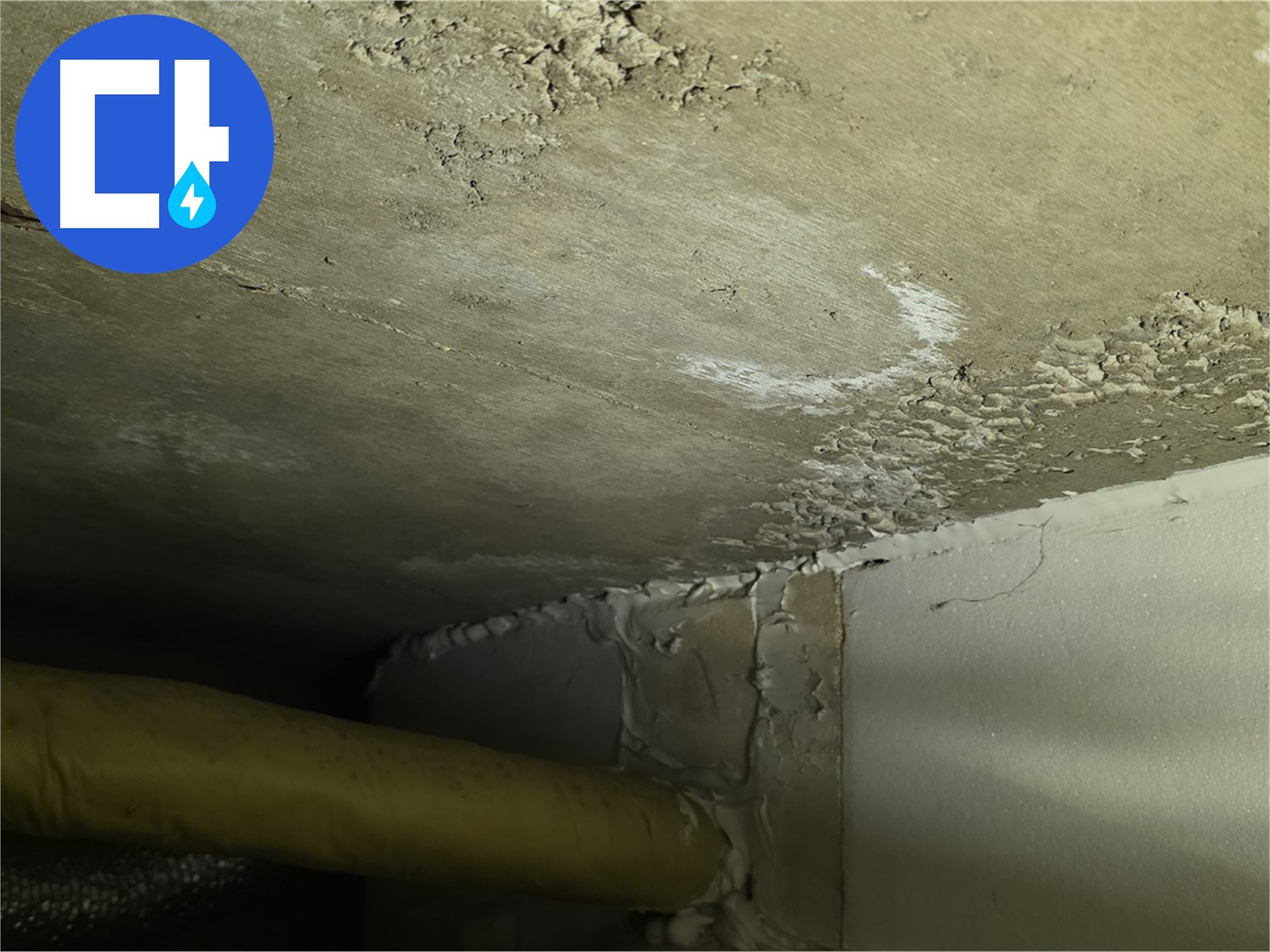 심각한 석회 누수 - 건물 안전 위협 - 긴급 점검 필요