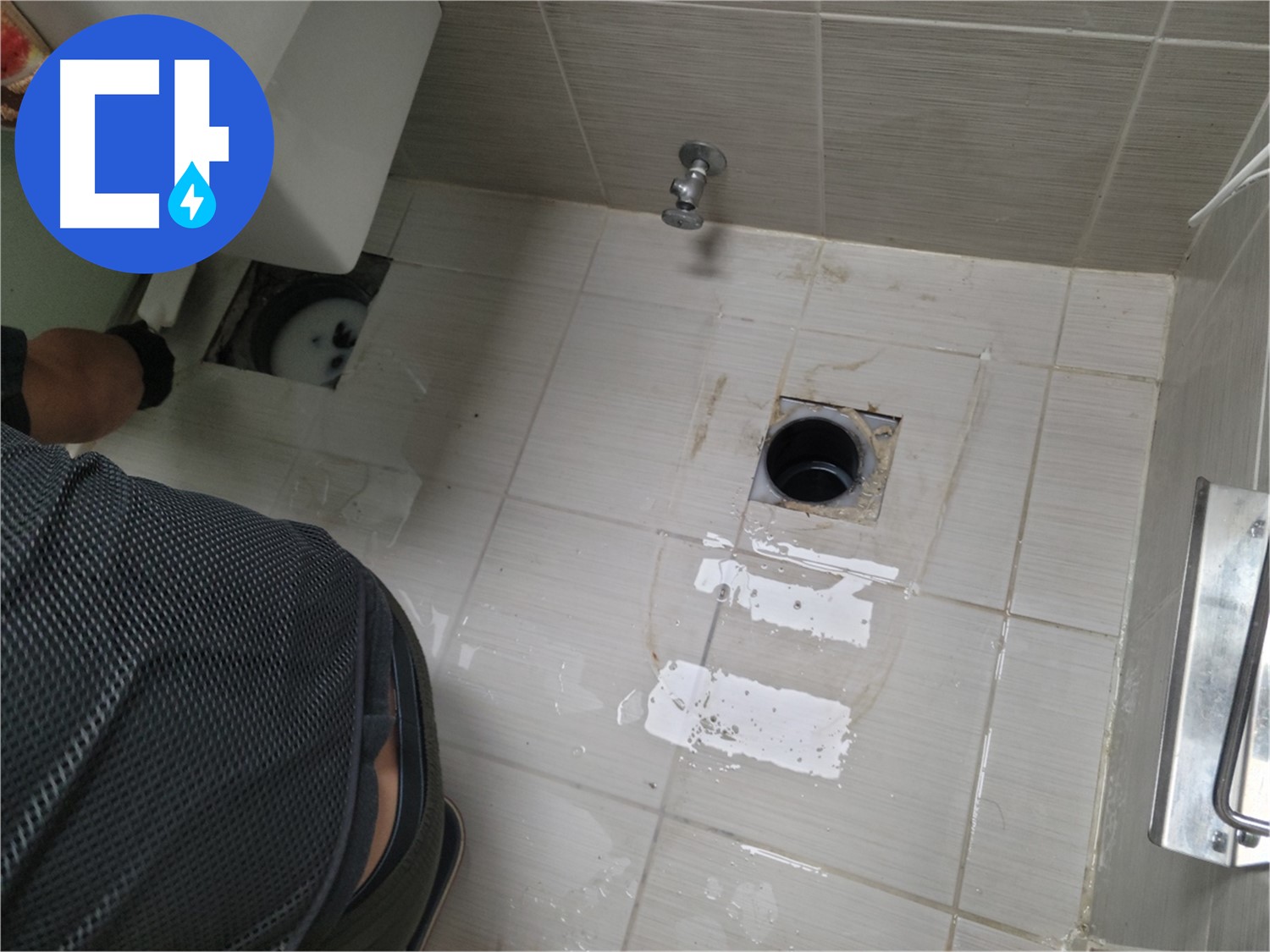 동두천 강변로 변기 누수 - 낡은 부품 교체와 꼼꼼한 시공으로 확실하게 해결했습니다.