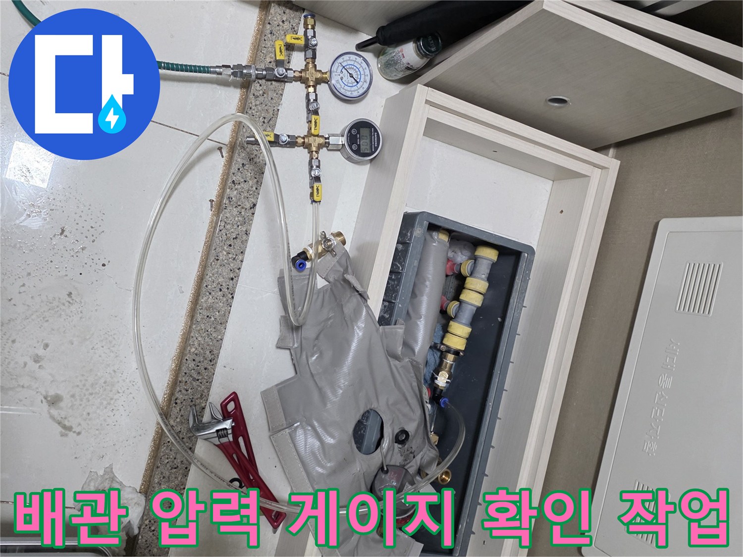 배관의 누수 여부를 진단하기 위해 설치된 압력 측정 장비 사진입니다.