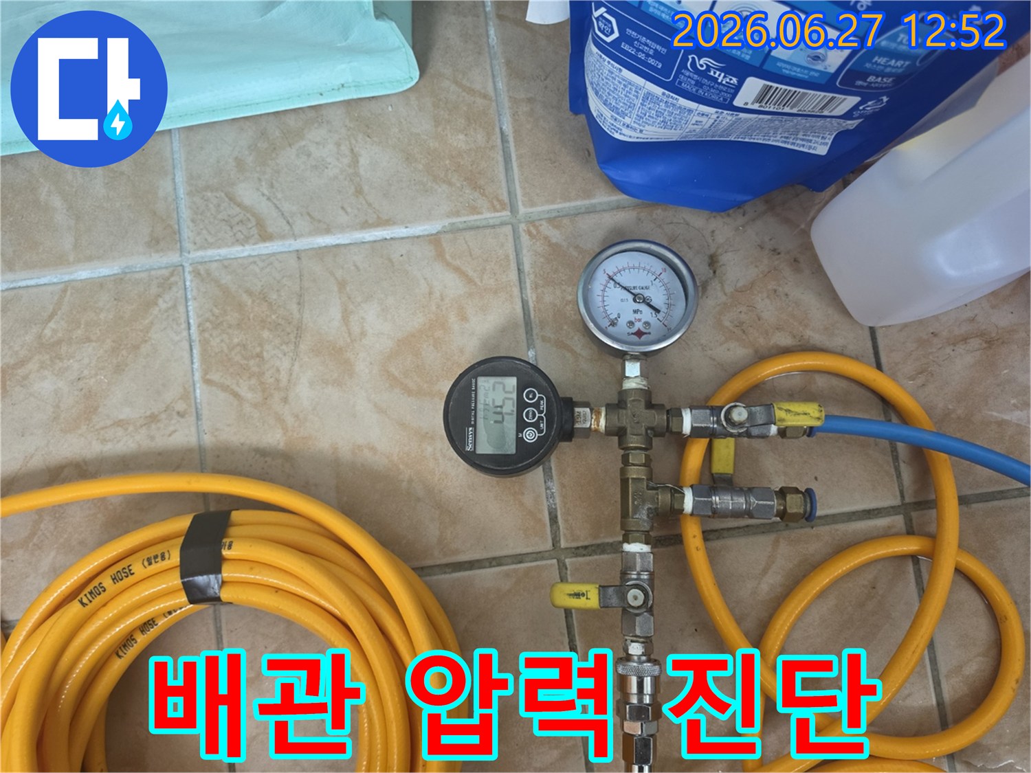 누수 탐지를 위해-배관에 연결된-압력 측정 장비