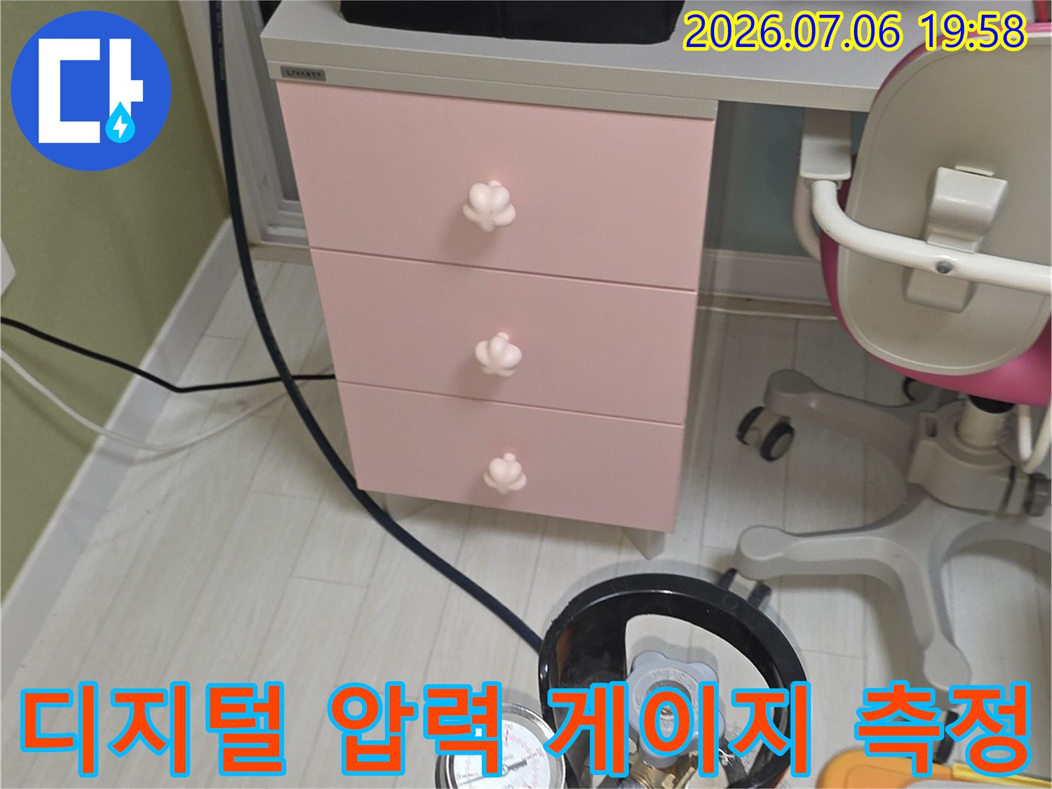 공압 테스트를 위해 배관에 고압 호스와 게이지를 연결한 모습