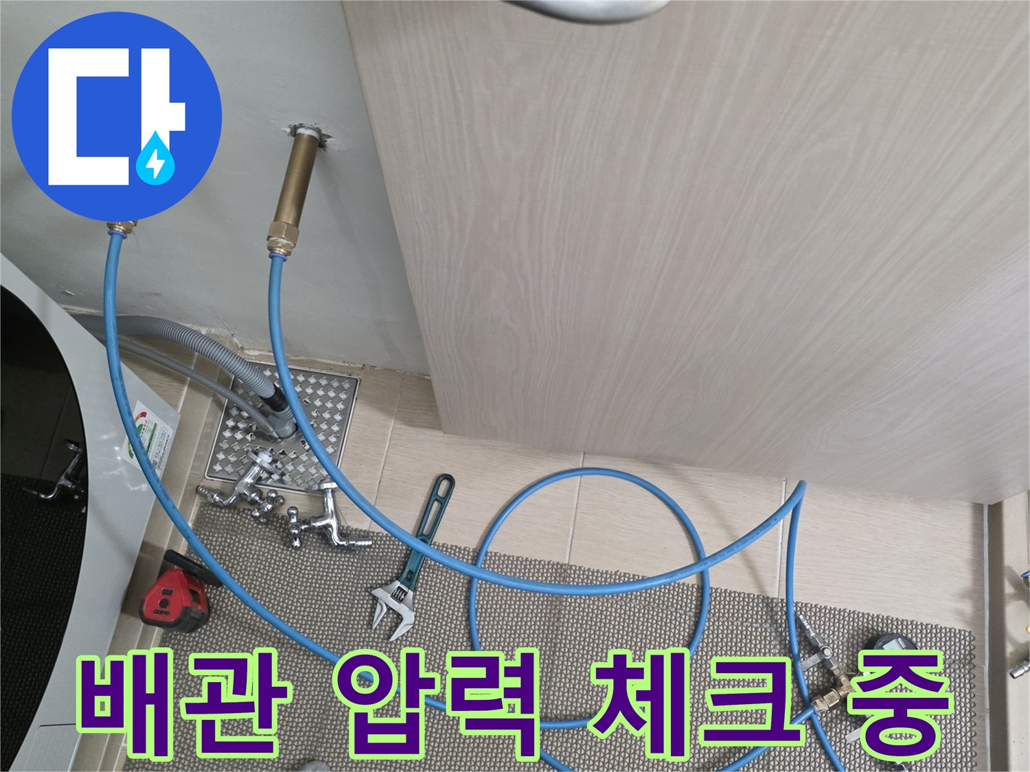 배관-연결부-측정-장비-및-압력-게이지-설치-현장