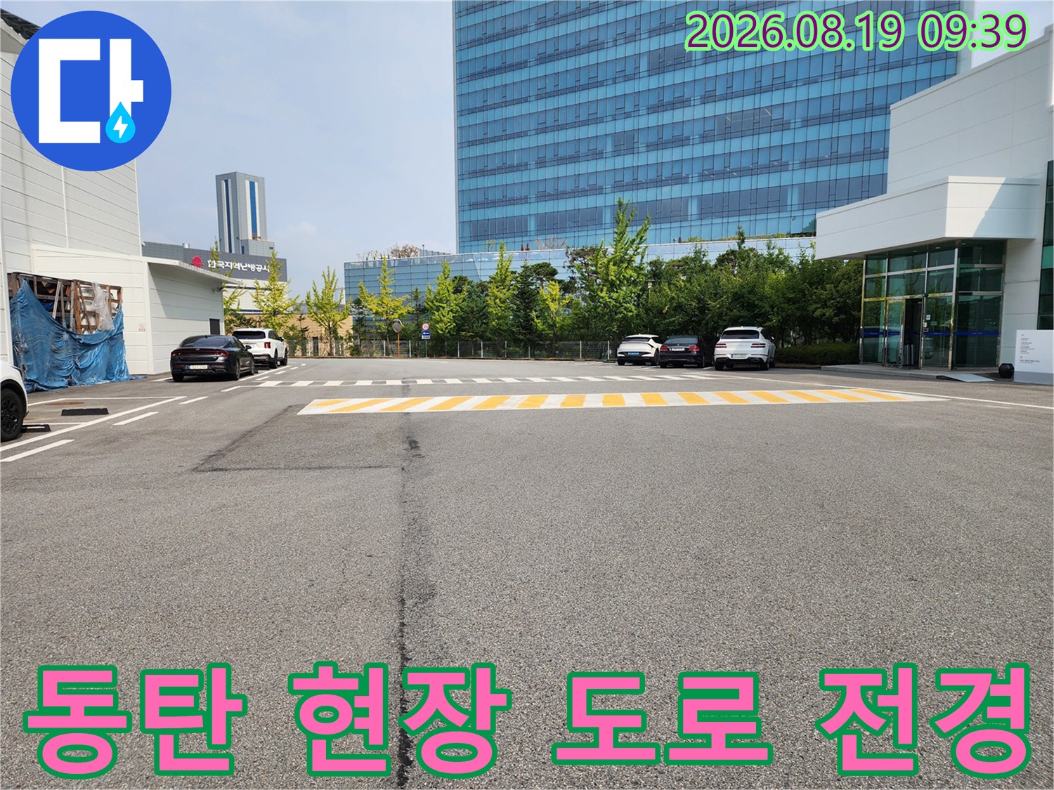 누수 탐지 대상 구역인 건물 외곽 주차장과 도로 모습