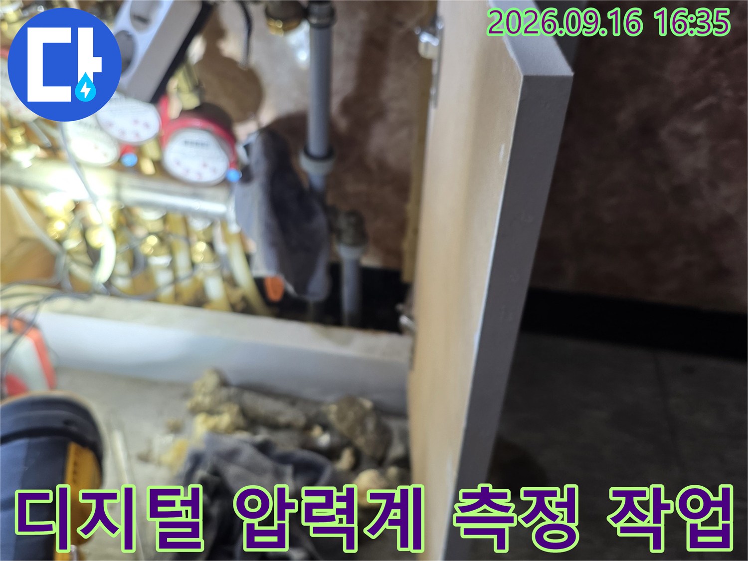 배관의 수압을 확인하기 위해 게이지를 설치한 모습입니다
