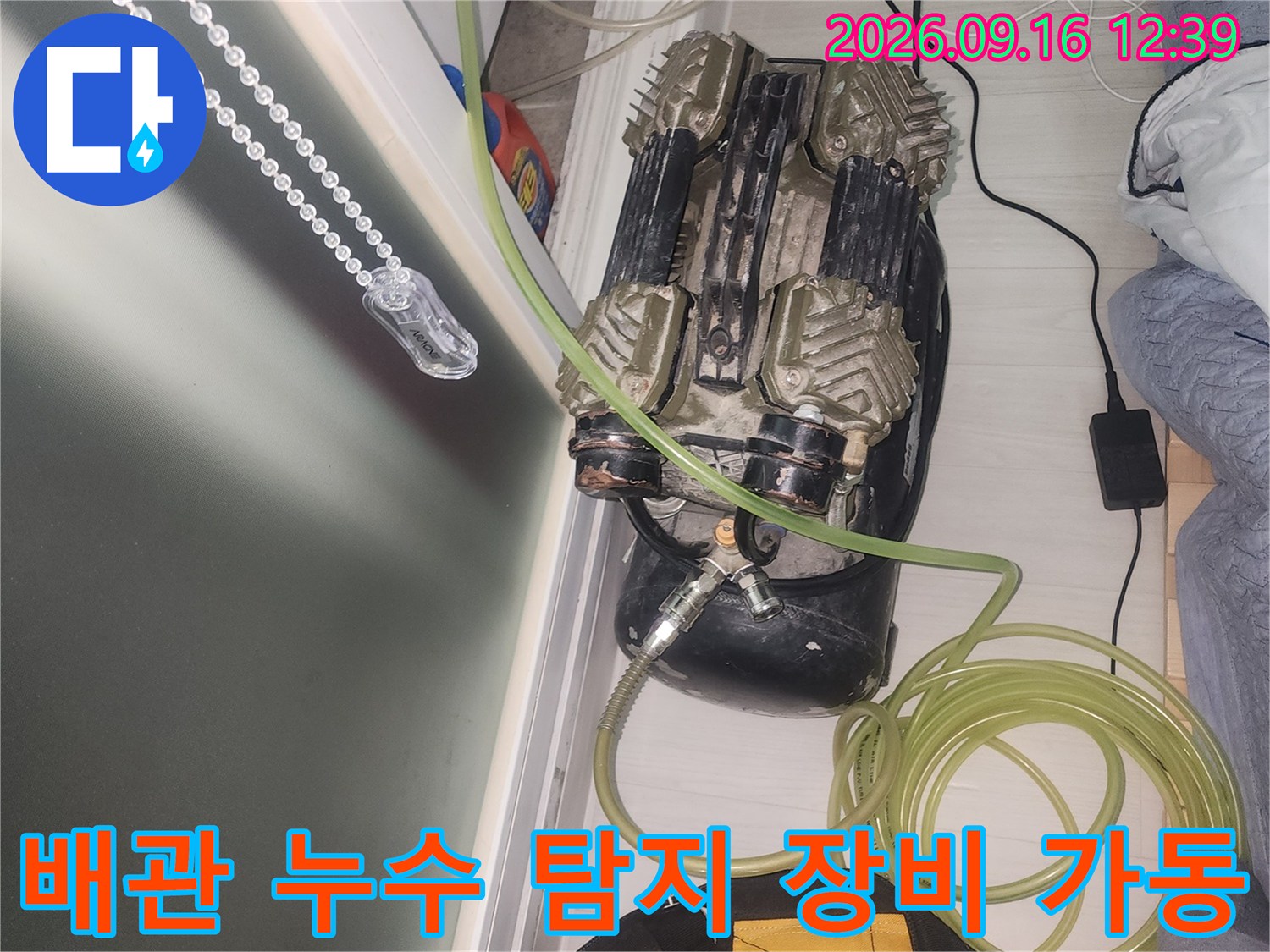 배관에 연결된-공압 테스트용 호스와-압력 측정 장치